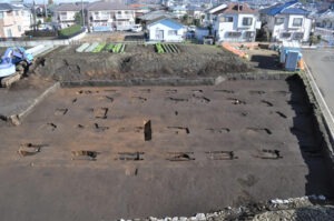 パネル展「古代の謎に迫る～平山遺跡 大型四面廂建物跡～」