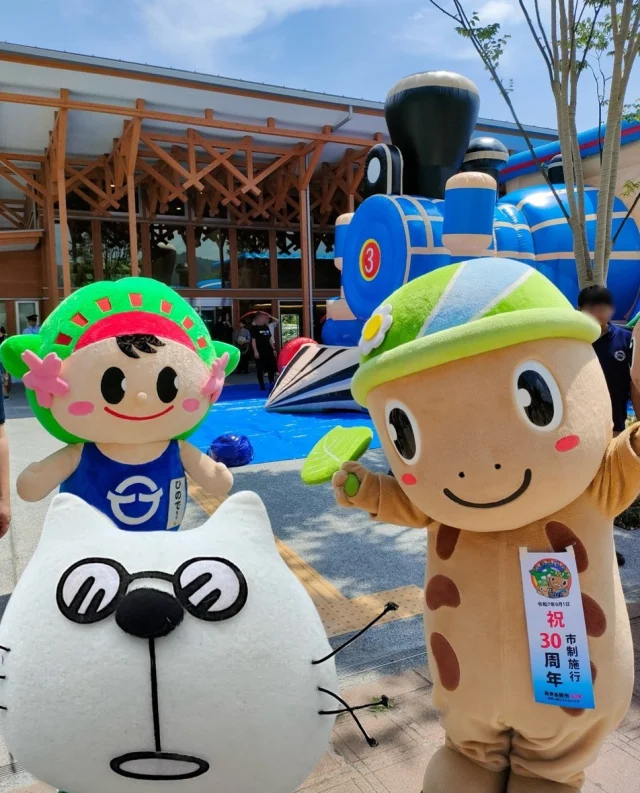 武蔵五日市駅前拠点施設（#フレア五日市 ）のオープン記念式典・イベントに行ってきたにゃ！✨

フレア五日市は、観光情報等を発信する場、秋川流域内外の人々の交流の場として整備された施設だにゃ！
建物には多摩産材が多く使われていて、施設内は木の良い香りがしたにゃ～🌳

イベントには、あきる野市の#森っこサンちゃん 、日の出町の#ひのでちゃん 、檜原村の#ひのじゃがくん も来ていたにゃ！😸
特産品の販売やワークショップも開かれていて、賑わっていたにゃ！

あきる野市では、7月6日（日）まで、#秋川渓谷あじさいまつり が開催中！🙌
開催場所の#南沢あじさい山 までは武蔵五日市駅からシャトルバスがでているから、フレア五日市にもぜひ立ち寄ってみてにゃ～🐾

●所在地
あきる野市舘谷台26-1
●アクセス
JR五日市線「武蔵五日市駅」より徒歩約3分

#たま発 #あきる野市 #日の出町 #檜原村 #武蔵五日市駅 #秋川流域 #観光拠点 #五市マルシェ #あじさい #あじさいまつり #東京 #多摩 #tokyo #tama #多摩の魅力発信プロジェクト #たまらんにゃー